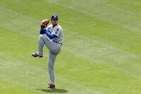 　キャッチボールする大谷（共同）