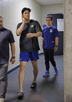 　試合後、取材に応じる大谷（共同）