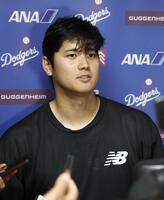 　試合後、取材に応じる大谷（共同）