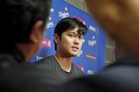 　試合後、取材に応じる大谷（共同）