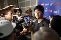 　試合後、取材に応じる大谷（共同）