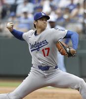 　１回、メジャーで自己最速となる約１６４キロの球を投じる大谷（共同）