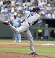 　１回、メジャーで自己最速となる約１６４キロの球を投じる大谷（共同）