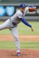 　１回、メジャーで自己最速となる約１６４キロの球を投じる大谷（共同）