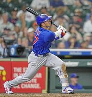 　８回、22号２ランを放つ鈴木（ＡＰ＝共同）