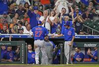 　８回、２２号２ランを放ち、ベンチで迎えられる鈴木（２７）＝ＡＰ＝共同