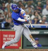 　８回、２２号２ランを放つ鈴木（ＡＰ＝共同）