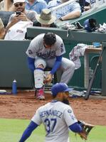 　２回を投げ終え、ベンチの中に入らずに打席の準備をする大谷（奥）＝共同