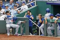 　２回を投げ終え、ベンチの中に入らずに打席の準備をする大谷（左端）＝共同