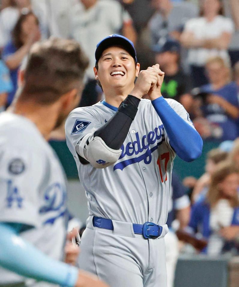 　ロイヤルズに競り勝ち、笑顔を見せるドジャース・大谷（共同）