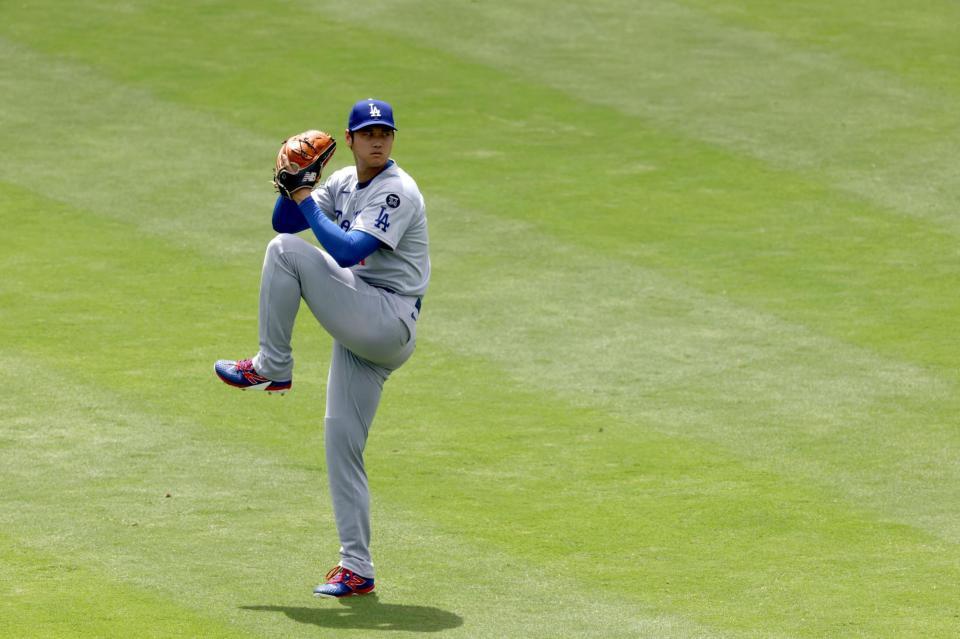 　キャッチボールする大谷（共同）