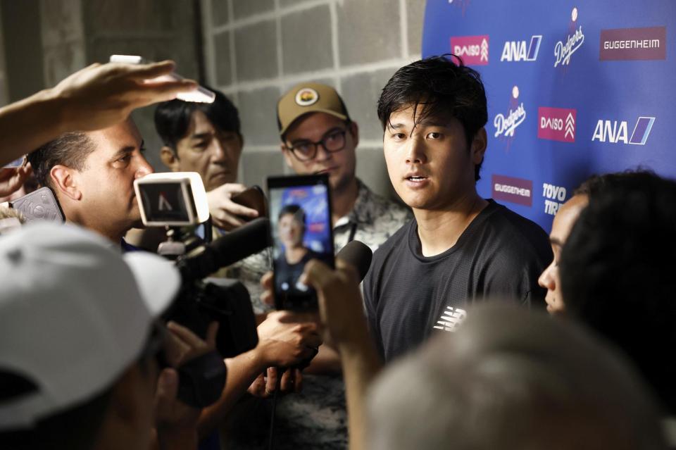 　試合後、取材に応じる大谷（共同）