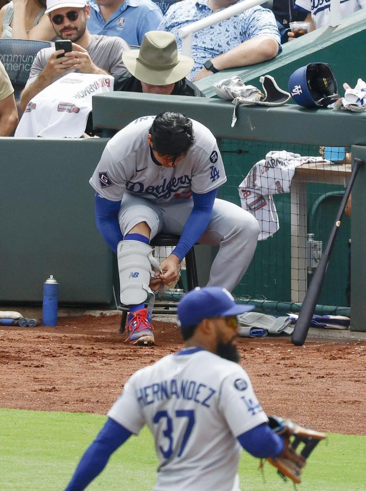 　２回を投げ終え、ベンチの中に入らずに打席の準備をする大谷（奥）＝共同