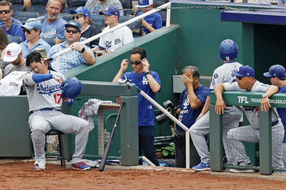 　２回を投げ終え、ベンチの中に入らずに打席の準備をする大谷（左端）＝共同