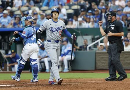 　ロイヤルズ戦の７回、空振り三振に倒れたドジャース・大谷＝カンザスシティー（共同）