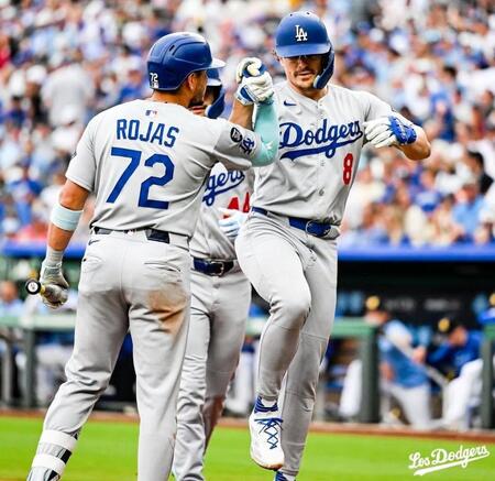 　２回、８号２ランを放ってロハスとタッチをかわすキケ・ヘルナンデス（ロサンゼルス・ドジャース提供）