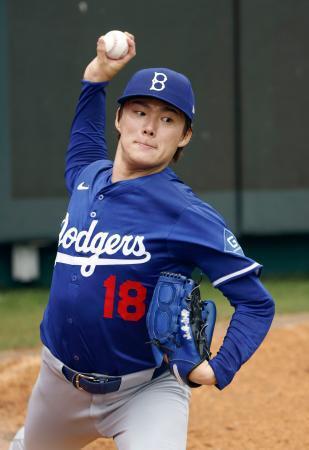　ブルペンで投球練習するドジャース・山本＝カンザスシティー（共同）