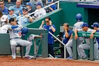 　２回を投げ終え、ベンチの中に入らずに打席の準備をする大谷（左）＝共同