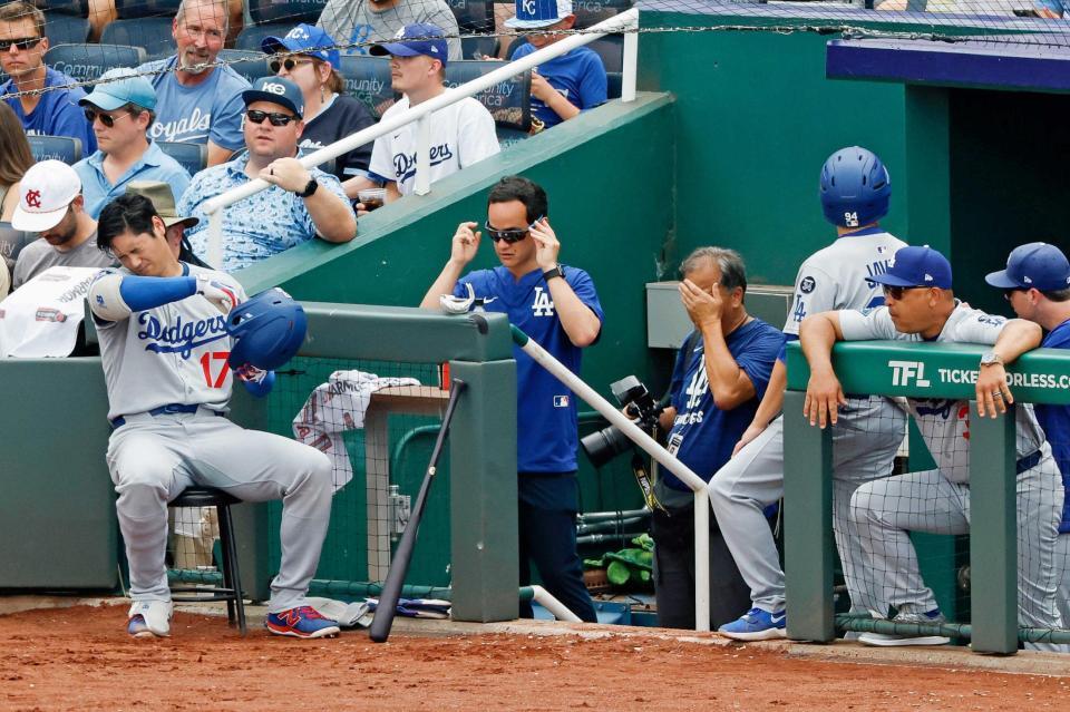 　２回を投げ終え、ベンチの中に入らずに打席の準備をする大谷（左）＝共同