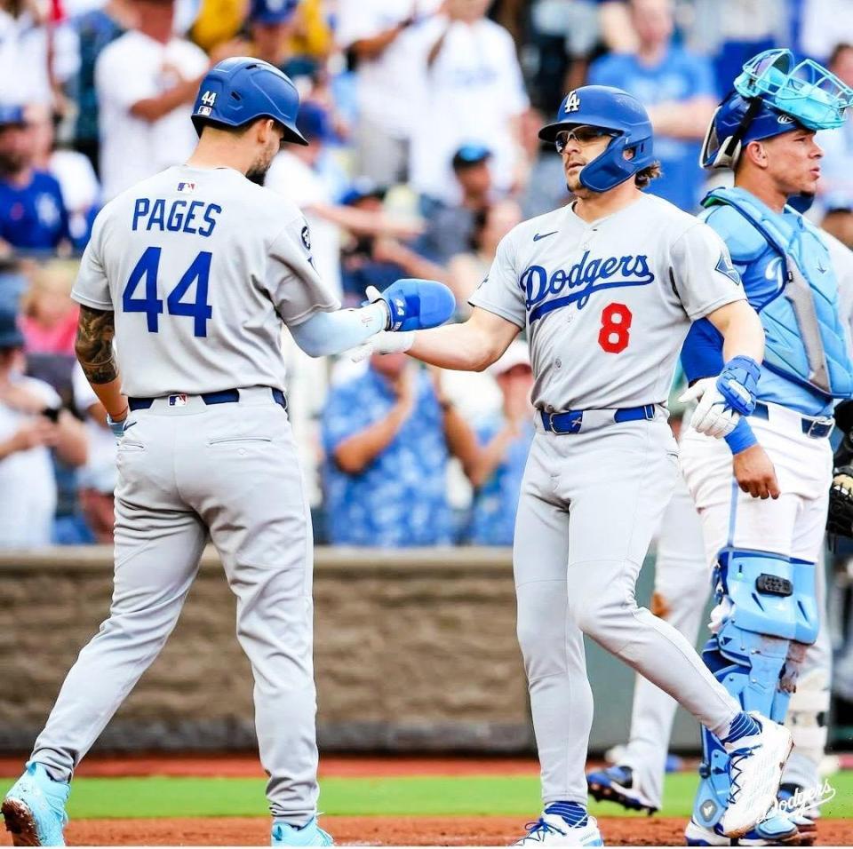 　２回、８号２ランを放ってパヘズとタッチをかわすキケ・ヘルナンデス（ロサンゼルス・ドジャース提供）