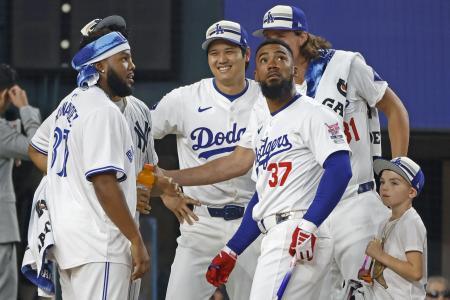 　昨年の本塁打競争で優勝したドジャースのＴ・ヘルナンデス（３７）と笑顔の大谷（その左）＝アーリントン（共同）