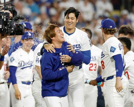 　パドレスにサヨナラ勝ちし、喜ぶドジャースの山本（中央左）、大谷（同右）＝６月１８日