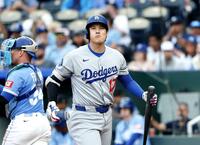 　ロイヤルズ戦の７回、空振り三振に倒れたドジャース・大谷（共同）