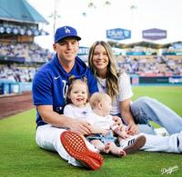 　５月の始球式を務めたスミス一家（ロサンゼルス・ドジャース提供）