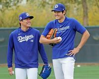 　キャンプ初日、笑顔で話すドジャース・大谷（右）と山本＝２月１２日