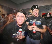 　ワールドシリーズ制覇を果たし、シャンパンファイトで盛り上がるドジャース・山本（左）と大谷＝２０２４年１０月３１日