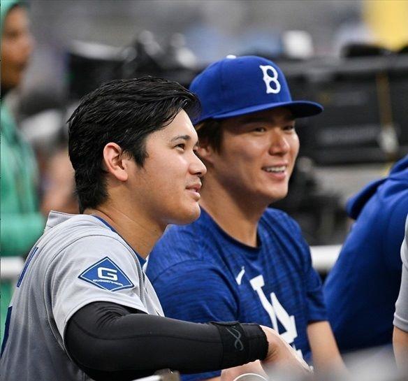 　“Ｓｍｉｌｉｎｇ”と題し、笑顔の大谷翔平投手（左）と山本由伸投手（ジョン・スーフー／ドジャース提供）