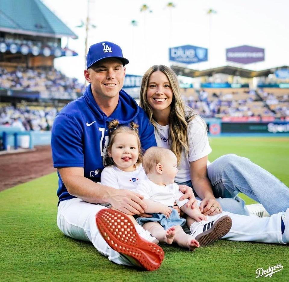 　５月の始球式を務めたスミス一家（ロサンゼルス・ドジャース提供）