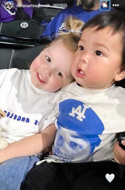 　エドマンの長男・イーライ君と試合を観戦するシャーロットちゃん。カラさんのインスタグラム（ｃａｒａｍａｒｔｉｎｅｌｌｓｍｉｔｈ）より 