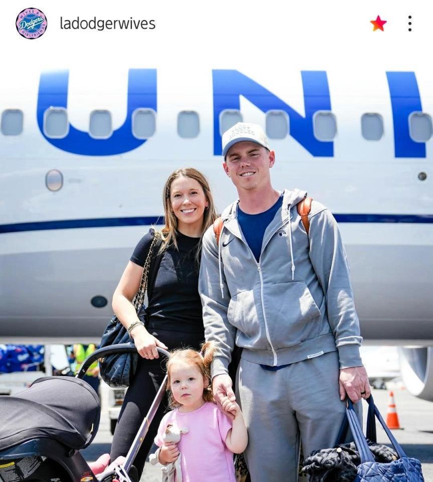 　スミスと妻カーラさん、長女シャーロットちゃん。ドジャーワイブスのインスタグラム（ｌａｄｏｄｇｅｒｗｉｖｅｓ）より