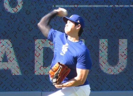 　次回登板に向けて試合前にキャッチボールで調整する大谷（撮影・小林信行）