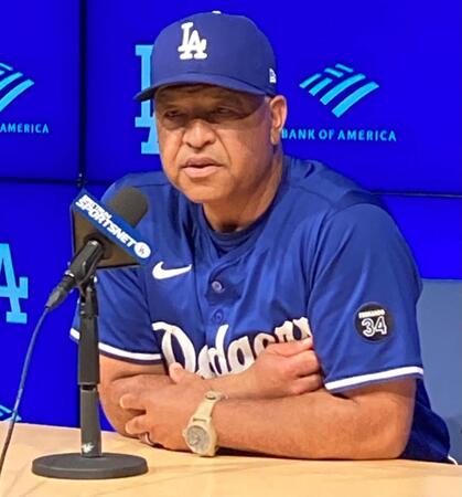 　試合前の会見で報道陣の質問に答えるロバーツ監督（撮影・小林信行）