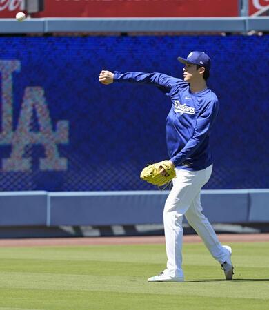 　調整するドジャース・佐々木（共同）