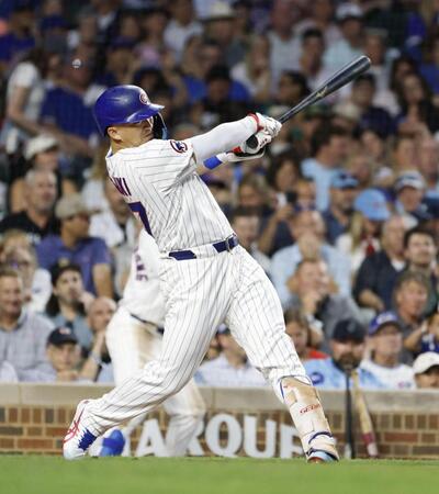 　ガーディアンズ戦の６回、23号ソロを放つカブス・鈴木（共同）