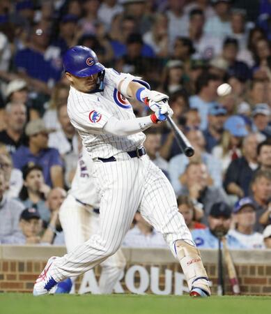 　ガーディアンズ戦の６回、２３号ソロを放つカブス・鈴木（共同）