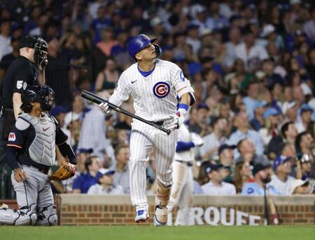 　ガーディアンズ戦の６回、２３号ソロを放つカブス・鈴木（共同）