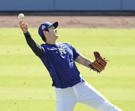 　練習中、ファンにボールを放るドジャース・大谷（共同）