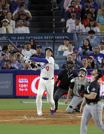 　ホワイトソックス戦の４回、３０号ソロを放ち、５年連続で30本塁打に到達したドジャース・大谷翔平（共同）