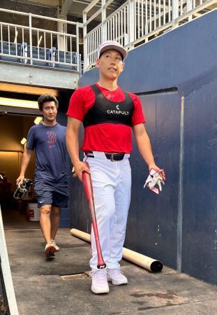 　練習に向かうレッドソックス・吉田＝ウースター（共同）