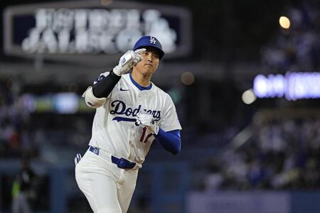 　ホワイトソックス戦の４回、３０号ソロを放ったドジャース・大谷。５年連続で３０本塁打に到達した（共同）
