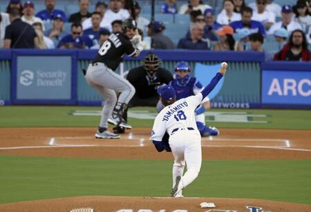 　ホワイトソックス戦に先発し、第１球を投じるドジャース・山本（共同）