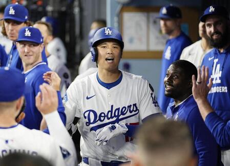 　米大リーグ、ホワイトソックス戦の４回、３０号ソロを放ち、ベンチで祝福されるドジャース・大谷翔平。５年連続で３０本塁打に到達した（共同）