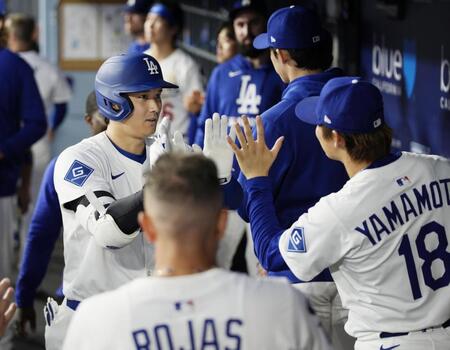 　ホワイトソックス戦の４回、３０号ソロを放ち、山本（１８）らに祝福される大谷（共同）