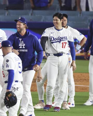 　ホワイトソックスに勝利し、チームメートを迎える大谷（１７）＝共同