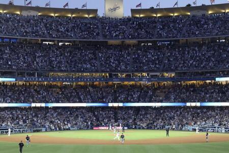 　ホワイトソックス戦の４回、３０号ソロを放ち二塁を回る大谷。５年連続で３０本塁打に到達した（共同）