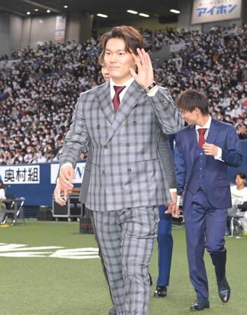 スーツ姿で登場する山本由伸（手前）ら＝２２年１１月